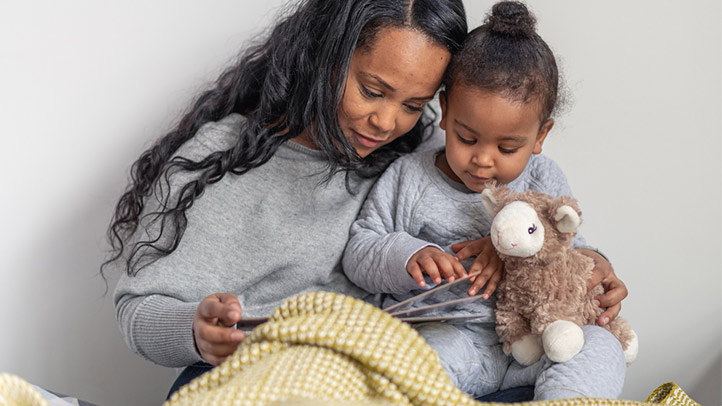 toddler bedtime routine, mother reading book to child at bedtime