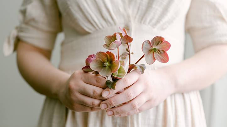choriocarcinoma during pregnancy, woman holding small bouquet of flowers