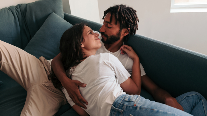 get pregnant faster, couple cuddling on the couch