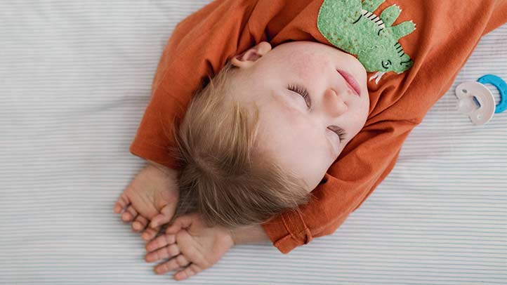 how much sleep do toddlers need, toddler sleeping in crib