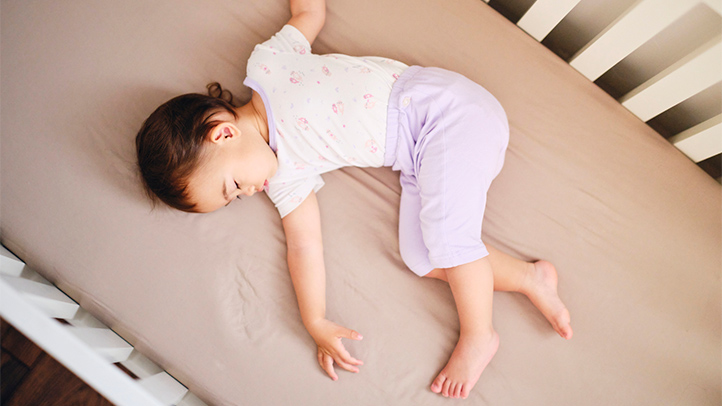 toddler sleep schedules and bedtime, toddler girl sleeping in crib