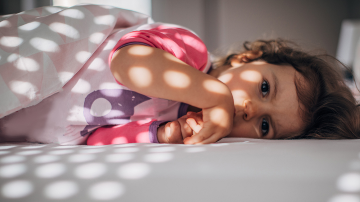 toddler waking too early, little girl awake early in bed